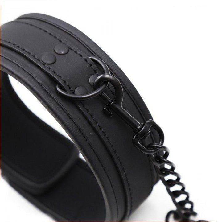 Collar 1717MQ      Film Noir Blackout Lined Bondage Collar with Leash Set